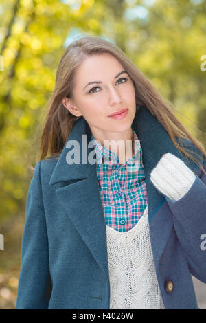 Schöne junge Frau im drei-Schicht-Anzug-Portrait Stockfoto