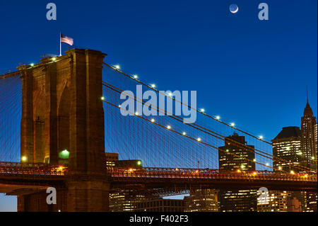 Nahaufnahme einer Säule von der Brooklynbridge mit Fahne in der Nacht Stockfoto
