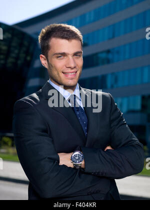 Zuversichtlich Mittelalter Geschäftsmann Arme kreuzen Stockfoto
