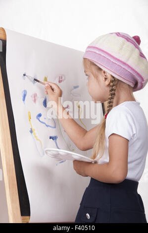 Das Mädchen im Bild des Künstlers zieht auf Staffelei Stockfoto