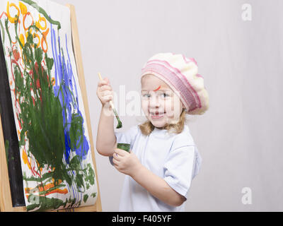 Mädchen-Künstler-Farben auf Leinwand Stockfoto