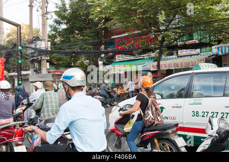 In Vietnam.Typical Szene aus Ho Chi Minh (Saigon) Stadtzentrum mit Pendler gibt es mehr als 45 Millionen Motorroller Motorräder. Stockfoto