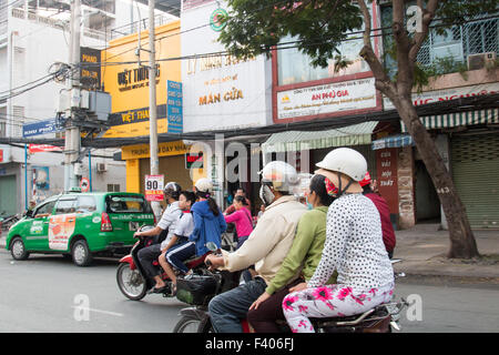 Es gibt mehr als 45 Millionen Roller in Vietnam, hier Straßenszene in Ho Chi Minh ehemals Saigon, Vietnam Stockfoto