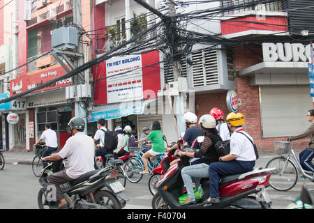 In Vietnam.Typical Szene aus Ho Chi Minh (Saigon) Stadtzentrum mit Pendler gibt es mehr als 45 Millionen Motorroller Motorräder. Stockfoto