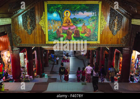 Eingang zur Shwedagon Pagode in Yangon, Myanmar Stockfoto