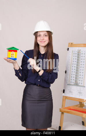 Mädchen wirbt ein neues mehrstöckiges Gebäude Stockfoto