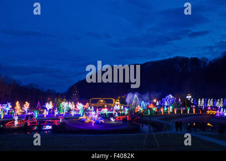 Dorf in Weihnachtsbeleuchtung blaue Stunde anzeigen Stockfoto