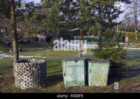 Ziegel und Zinn Trash cans Stockfoto