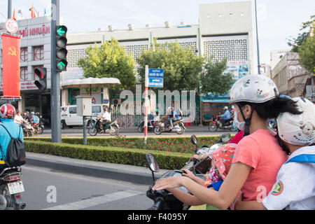 In Vietnam.Typical Szene aus Ho Chi Minh (Saigon) Stadtzentrum mit Pendler gibt es mehr als 45 Millionen Motorroller Motorräder. Stockfoto
