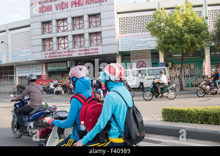 In Vietnam.Typical Szene aus Ho Chi Minh (Saigon) Stadtzentrum mit Pendler gibt es mehr als 45 Millionen Motorroller Motorräder. Stockfoto