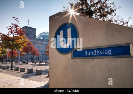 Unterirdische Zeichen der Bundestag in Berlin Stockfoto