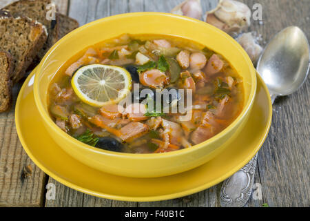 Fleischsuppe - Soljanka. Russische Küche. Stockfoto