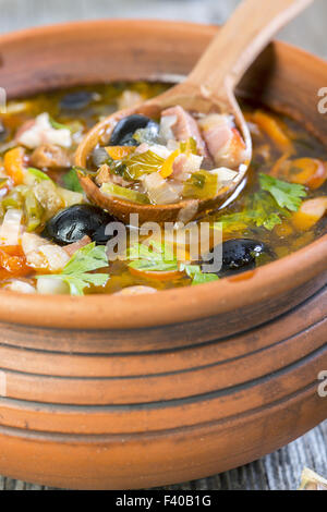 Dicke Fleischsuppe in einem Keramiktopf. Stockfoto