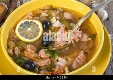 Fleischsuppe in eine Schüssel hautnah. Stockfoto