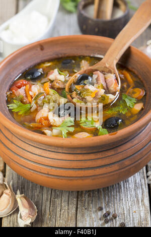 Dicke Suppe aus verschiedenen Arten von Fleisch. Stockfoto