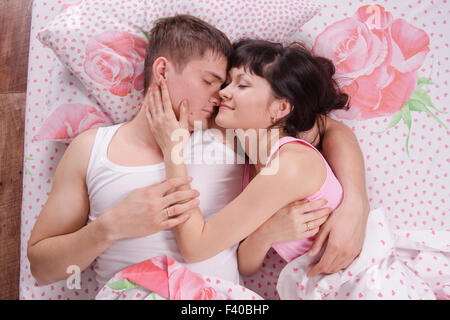 Zwei junge Männer im Bett Stockfoto