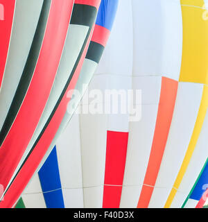 Bunte Heißluft-Ballon-Linien und Kurven Stockfoto