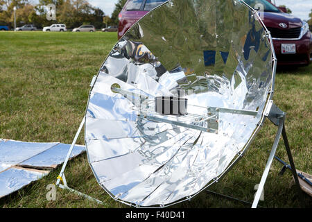 Ein Parabol-Solarkocher - USA Stockfoto