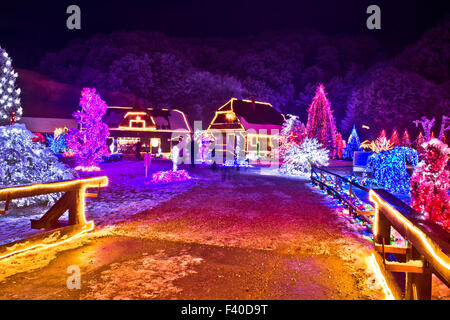 Dorf in bunten Weihnachtsbeleuchtung Stockfoto