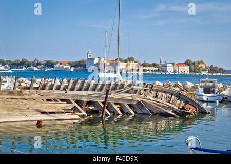 Altes versenkt Holzschiff in Zadar Stockfoto