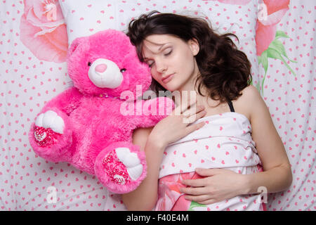 Mädchen schläft mit Teddybär Stockfoto