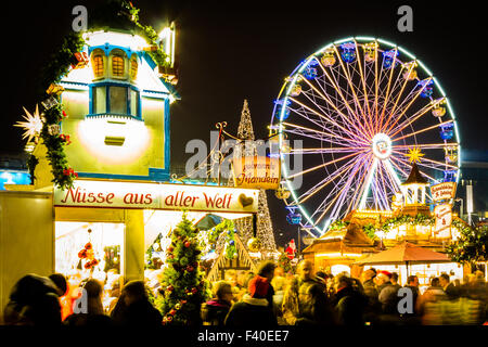 Weihnachtsmarkt mit Riesenrad Stockfoto