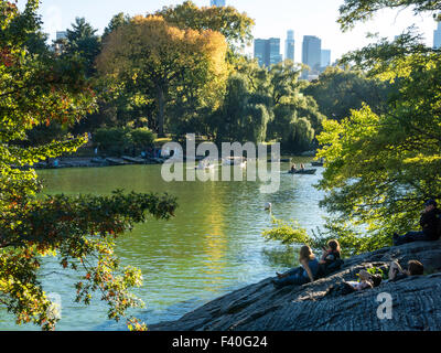 Ruderboot auf dem See mit Midtown Manhattan Skyline im Hintergrund, Central Park, New York Stockfoto