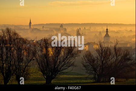 Stadt von Krizevci Türme im Nebel Stockfoto