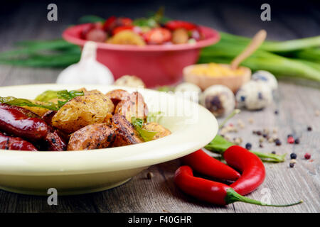 Neu gebackene Kartoffel in der Schale geröstet Stockfoto