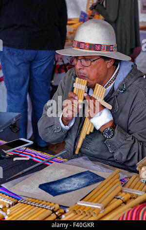 Bolivianischer Zampona (Panpipe) Handwerker spielt sein Instrument während einer Demonstration im Folk Life Bereich beim Richmond Folk Festival., Richmond, VA. Stockfoto