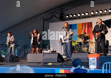 Die afroamerikanische Bluessängerin Shamekia Copeland konzertiert beim Richmond Folk Festival, Richmond, VA. Stockfoto