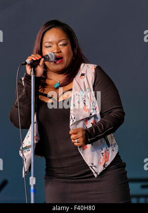 Die afroamerikanische Bluessängerin Shamekia Copeland konzertiert beim Richmond Folk Festival, Richmond, VA. Stockfoto