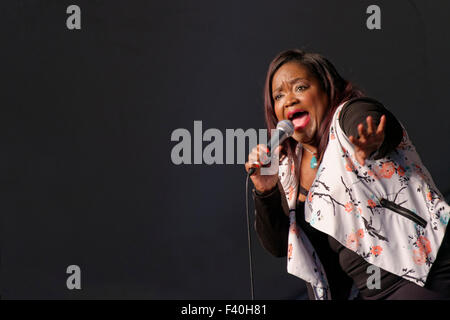 Die afroamerikanische Bluessängerin Shamekia Copeland konzertiert beim Richmond Folk Festival, Richmond, VA. Stockfoto