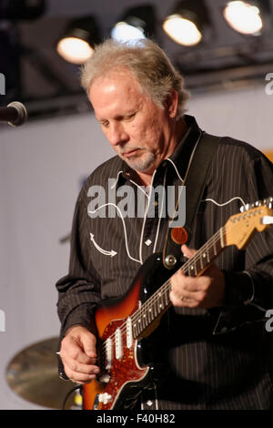 Der E-Gitarrist Ken 'Willie' Scandlyn tritt mit der Bluessängerin Shamekia Copeland beim Richmond Folk Festival in Rchmond, VA, auf Stockfoto