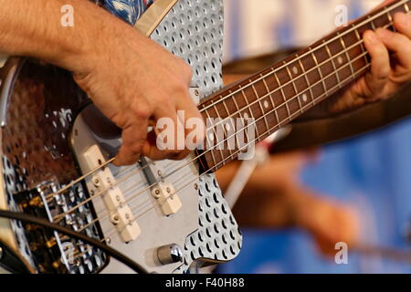 Bassist Dave Pomeroy Stockfoto