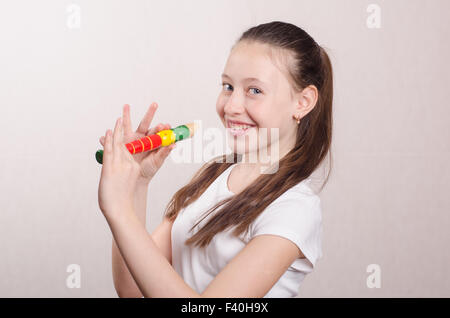 Junges Mädchen beim Flötenspiel Stockfoto