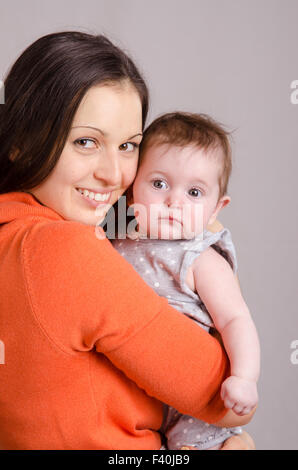Glückliche Mutter umarmt ihre Tochter Stockfoto