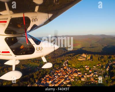 Frankreich, Bas Rhin (67), Lichtenberg, Ultralight Flugzeug fliegen Pipistrel Virus SW über Dorf und Burg (Luftbild) / / Bas Rh Stockfoto