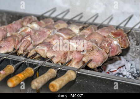 Fleischstücke zubereiten auf Feuer Stockfoto