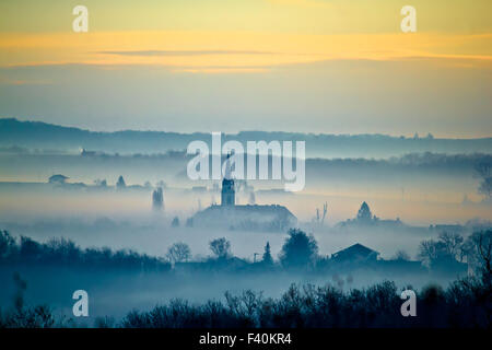 Krizevci Kathedrale in Nebel Landschaft Stockfoto