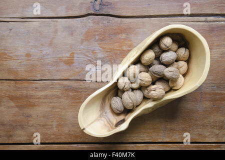 Schüssel mit Walnüssen Stockfoto