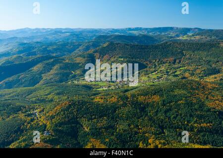 Frankreich, Bas Rhin (67), Dorf Thannenkirch im Vogesen-Bereich (Luftbild) / / Bas Rhin (67), Dorf de Thannenkirch Dans le m Stockfoto