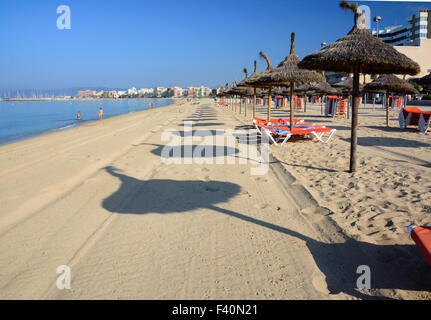 Sonnenschirm Strand, Can Pastilla, Mallorca Stockfoto