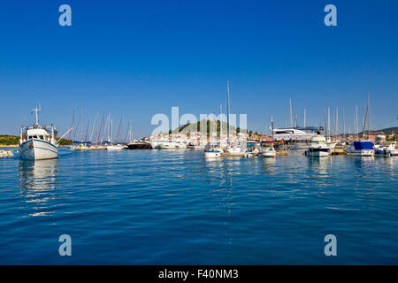 Tribunj blau Sommer Hafenblick Stockfoto