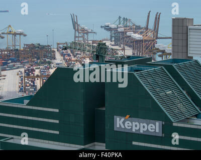 Blick auf den Hafen und den Containerterminal in Singapur, mit Keppel Firmensitz im Vordergrund Stockfoto
