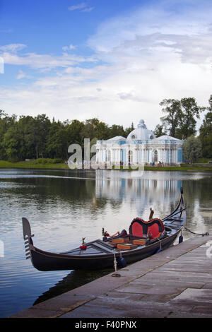 Venezianische Gondel am Ufer des großen Teich Stockfoto