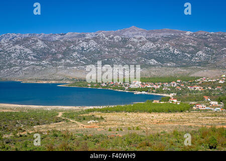 Rovanjska Bucht Dorf und Velebit-Gebirge Stockfoto