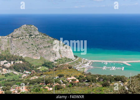 Berg mit alten Mauern in Cefalu Italien Stockfoto