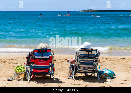 Touristen genießen den Strand und Wasser, Kaua'i Marriott Resort; Kalapaki Bay, Kaua ' i, Hawaii, USA Stockfoto