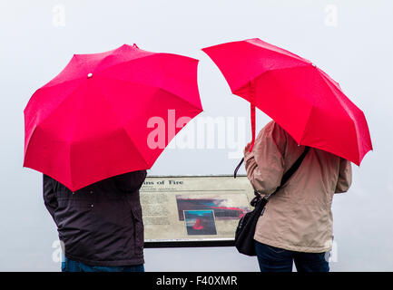 Touristen sehen Team steigt aus Halema'uma'u Krater, Kilauea Caldera, Hawai ' i Volcanoes National Park, Big Island, Hawaii, USA Stockfoto